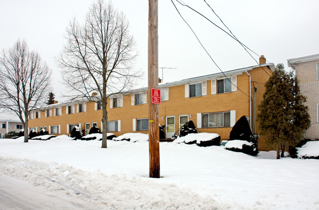 582 Treeside Dr in Akron, OH - Building Photo - Building Photo