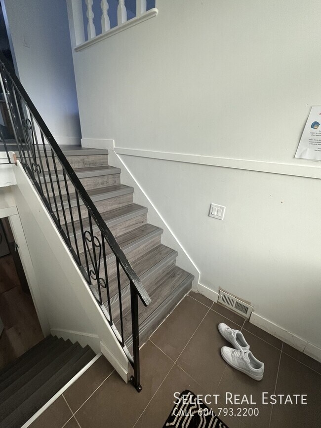 13454 Crestview Dr in Surrey, BC - Building Photo - Building Photo