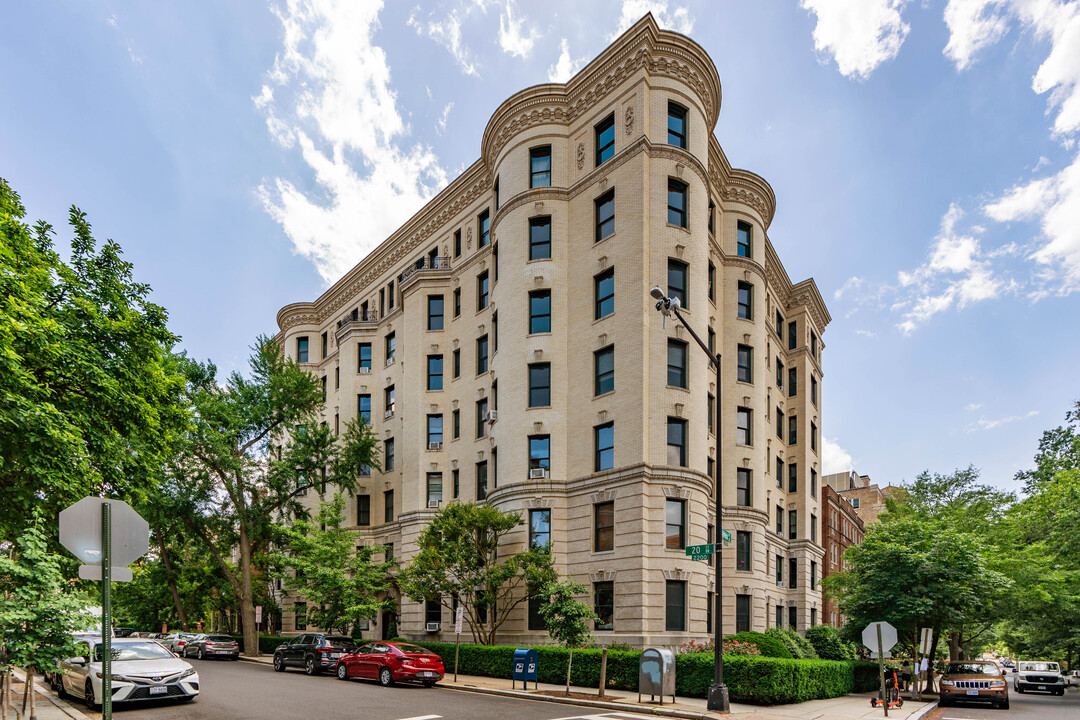 The Mendota in Washington, DC - Building Photo