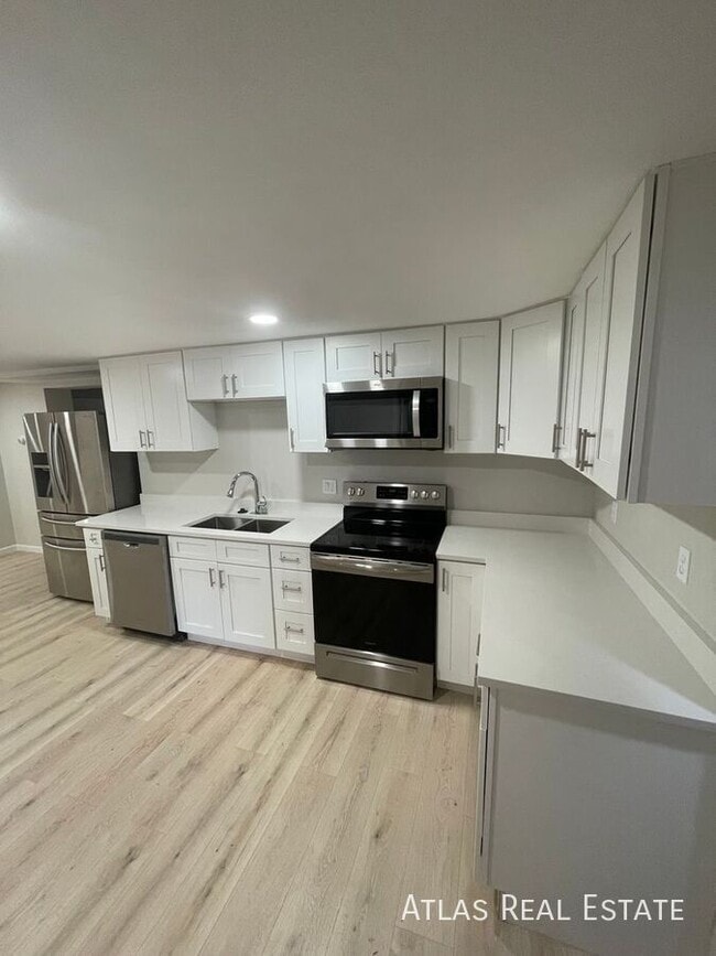 property at 3210 W Longfellow Pl