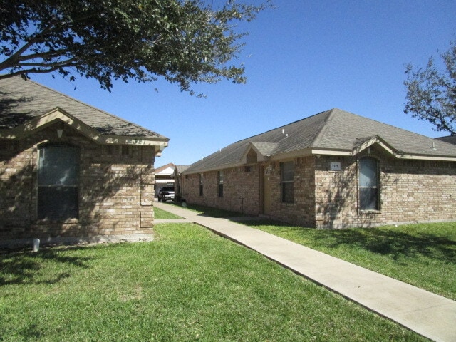 2401 Moonlight Ln in Edinburg, TX - Building Photo