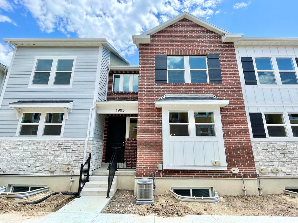 1985 N 3860 W in Lehi, UT - Foto de edificio