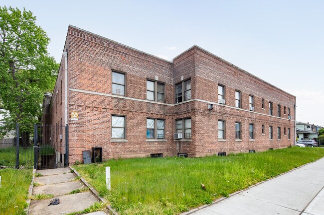 21203 102nd Ave in Queens Village, NY - Foto de edificio - Building Photo