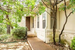 5800 Courtyard Dr in Austin, TX - Building Photo