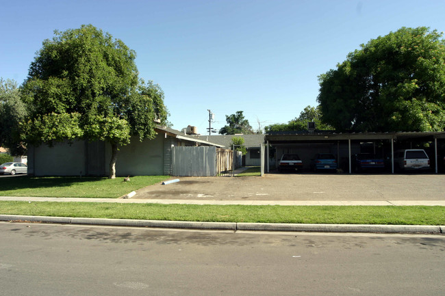 4805 E Washington Ave in Fresno, CA - Foto de edificio - Building Photo