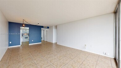 18011 Biscayne Blvd in Aventura, FL - Building Photo - Building Photo