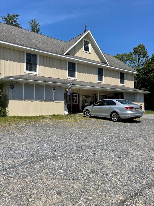 2297 US-44 in Pleasant Valley, NY - Building Photo