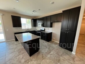 3234 N Noyes Ct in Visalia, CA - Foto de edificio - Building Photo