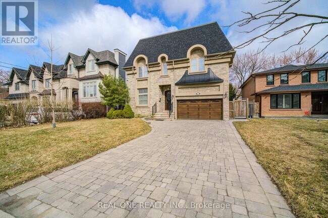 210 Maplehurst Ave in Toronto, ON - Building Photo - Building Photo