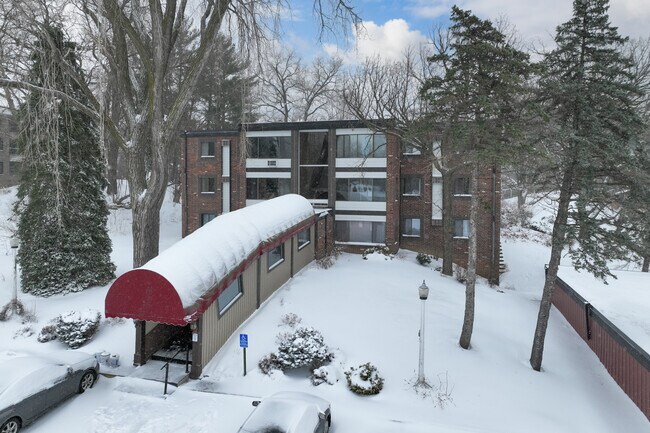 3076 Lexington Ave N