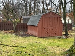 4640 Dogwood Dr in Brunswick, OH - Foto de edificio - Building Photo