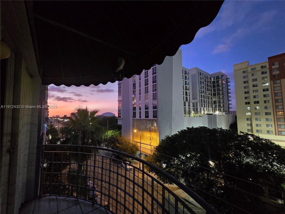 546 SW 1st St in Miami, FL - Building Photo