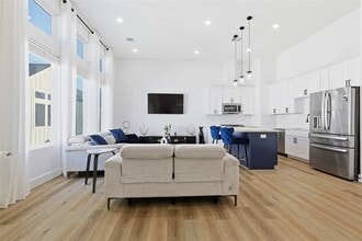 107 W Whitney St in Houston, TX - Building Photo - Building Photo