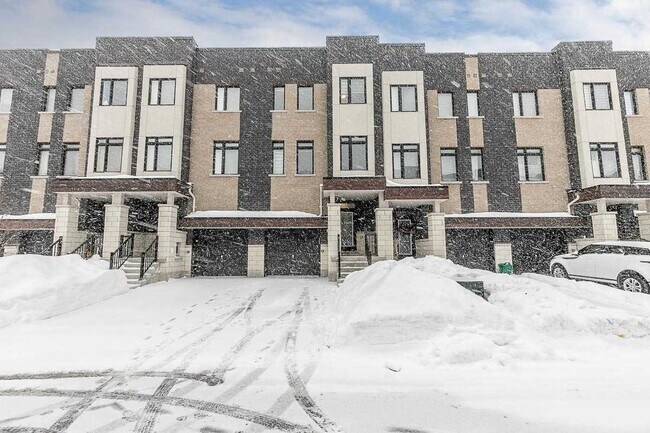 Beautifully Designed 3-Storey Townhouse in Oshawa, ON - Building Photo - Building Photo