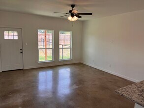 2208 J E Woody Rd in Springtown, TX - Foto de edificio - Building Photo