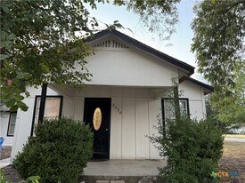 2320 Woodland Dr in Seguin, TX - Building Photo