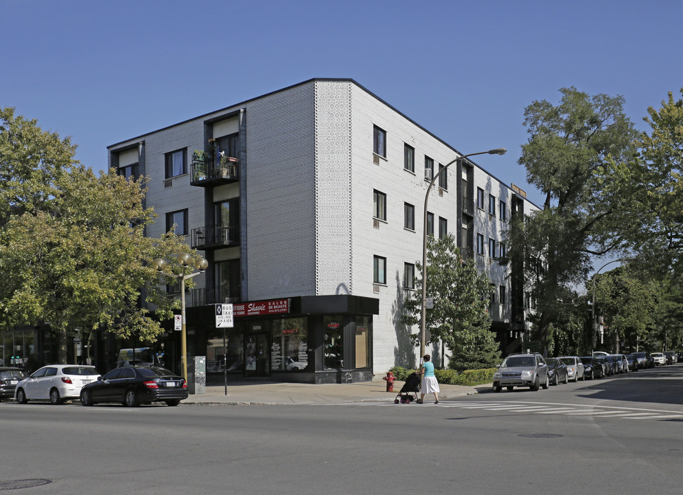 6090 W Sherbrooke O in Montréal, QC - Building Photo