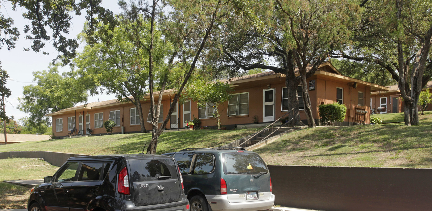 Rosewood Courts Apartments in Austin, TX - Building Photo