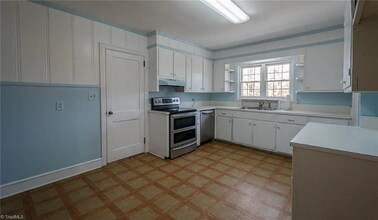 208 Tremont Dr in Burlington, NC - Building Photo - Building Photo