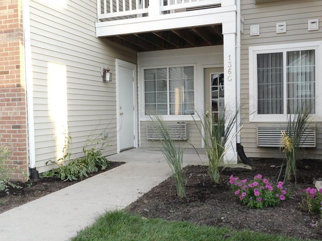 136 Bertram Dr, Unit Unit G in Yorkville, IL - Building Photo