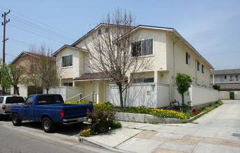 195 W Elmwood Ave in Burbank, CA - Foto de edificio - Building Photo