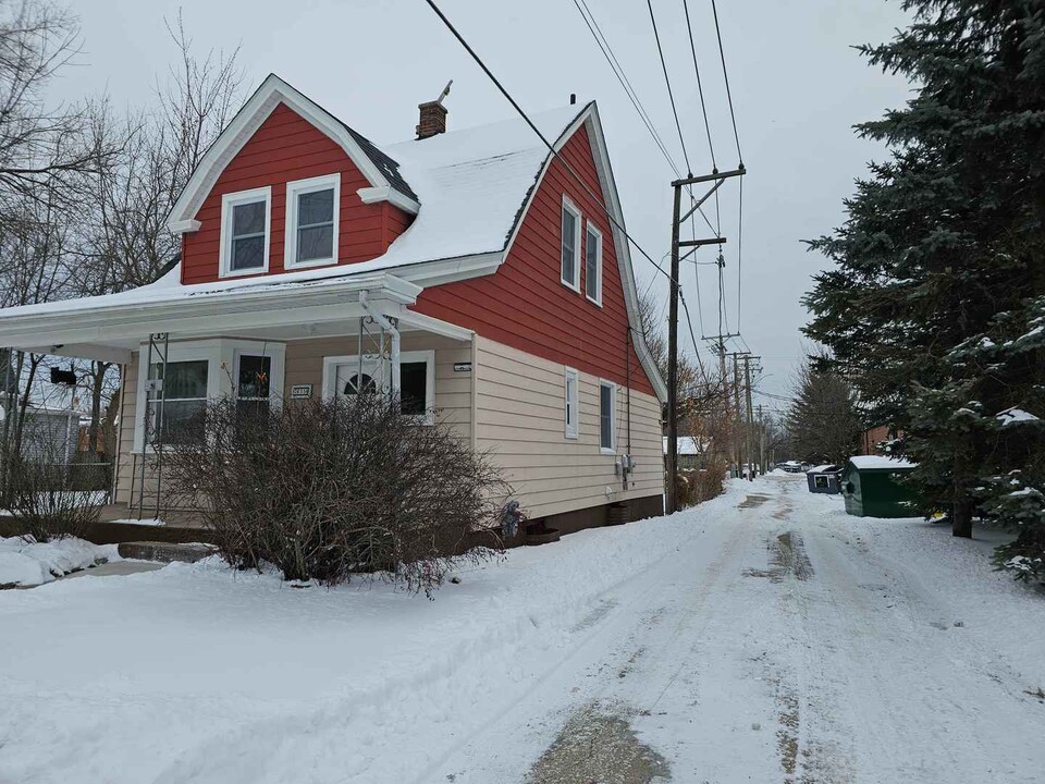 635 Whitney Ave in Winthrop Harbor, IL - Building Photo
