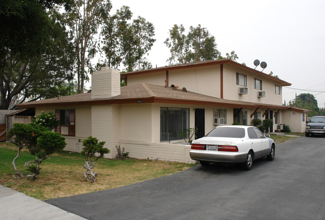 16815 Randall Ave in Fontana, CA - Foto de edificio