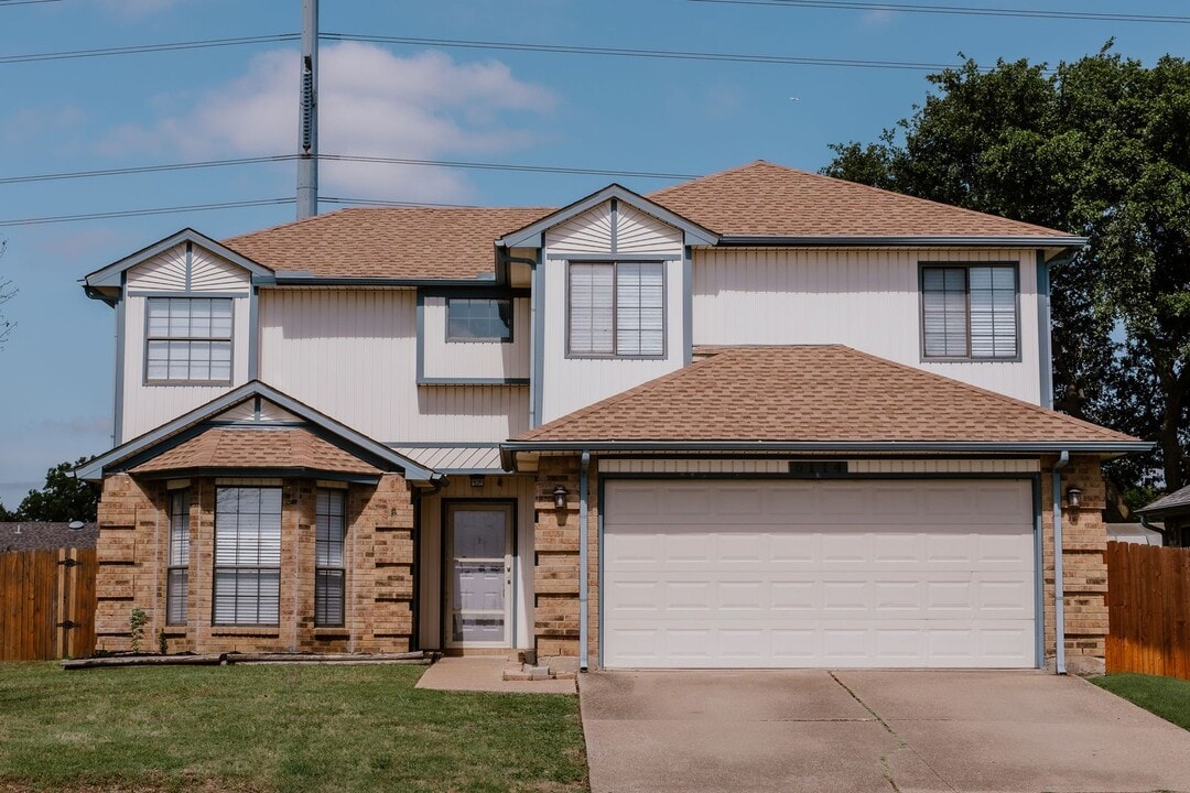 5114 Creek Valley Dr in Arlington, TX - Building Photo