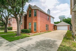 211 Patriot Ln in Euless, TX - Building Photo