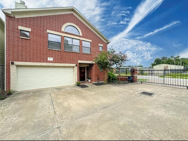 property at 3433 Rolgom Pl Ct