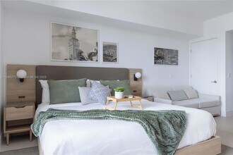 159 NE 6th St, Unit 3906 in Miami, FL - Building Photo - Building Photo