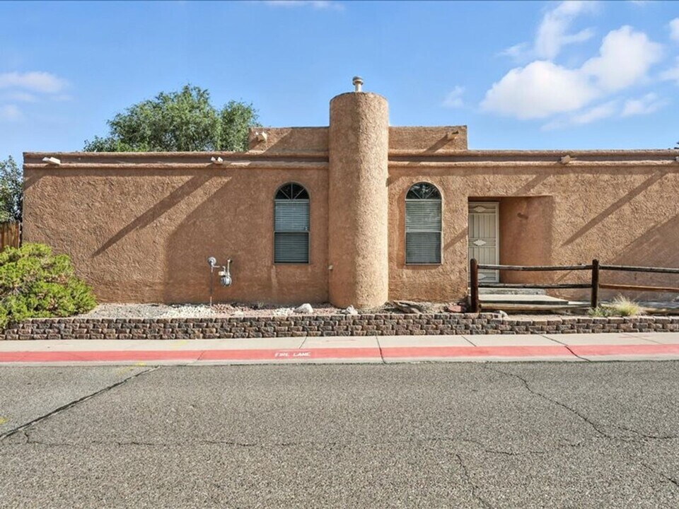7901 Cockatoo Ln NE in Albuquerque, NM - Building Photo