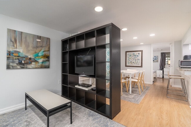 2122 18th St NW