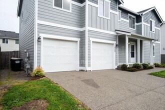 10009 Greenbrier Ct SE in Yelm, WA - Building Photo - Building Photo