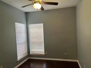 8100 Cambridge St in Houston, TX - Building Photo - Building Photo