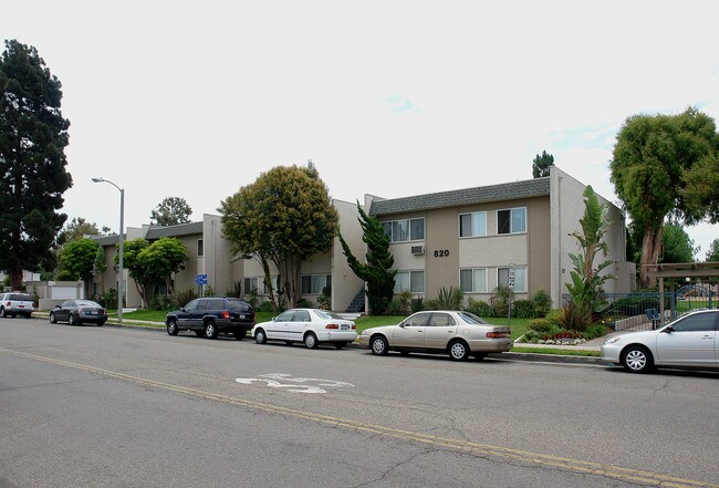 820 W Walnut Ave in Orange, CA - Foto de edificio - Building Photo