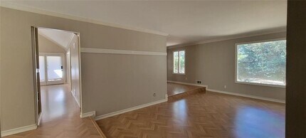 5218 Meadowcreek Dr in Dunwoody, GA - Foto de edificio - Building Photo