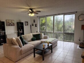 8401 W Sample Rd in Coral Springs, FL - Foto de edificio - Building Photo