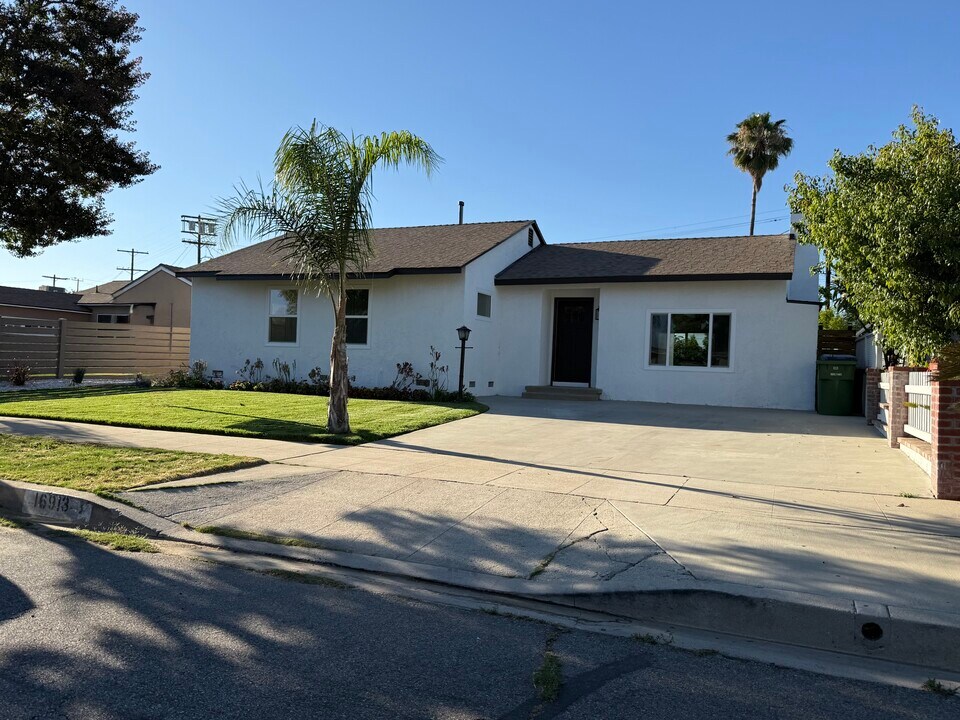 16913 Covello St in Van Nuys, CA - Foto de edificio
