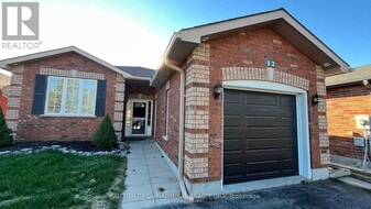 12 Revelstoke Ct in Barrie, ON - Building Photo