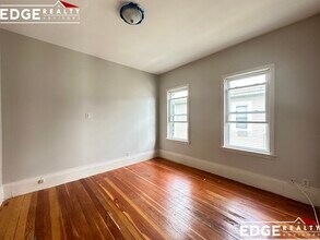 72 Antwerp St in Boston, MA - Foto de edificio - Building Photo