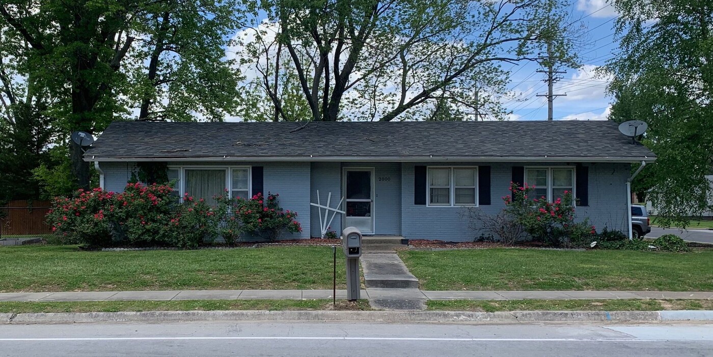 2000 W Sunset Dr in Carbondale, IL - Foto de edificio