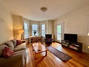 139 Antrim St, Unit 3 in Cambridge, MA - Building Photo - Building Photo