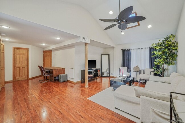 44 Fourth St in Brentwood, NY - Building Photo - Building Photo