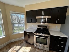 9240 Crossing Dr in Fishers, IN - Foto de edificio - Building Photo