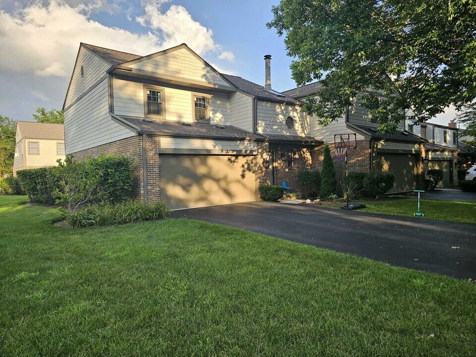 7S341 Augusta Ln in Naperville, IL - Building Photo