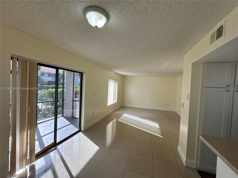 3245 Coral Lake Way, Unit 3245 in Coral Springs, FL - Foto de edificio