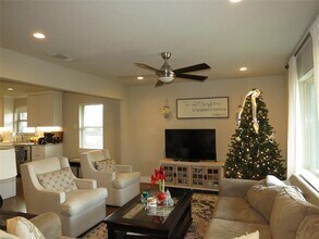 11425 Lochwood Blvd in Dallas, TX - Building Photo - Building Photo