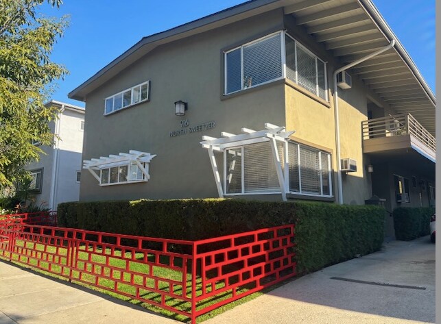 916 N Sweetzer Ave in West Hollywood, CA - Building Photo