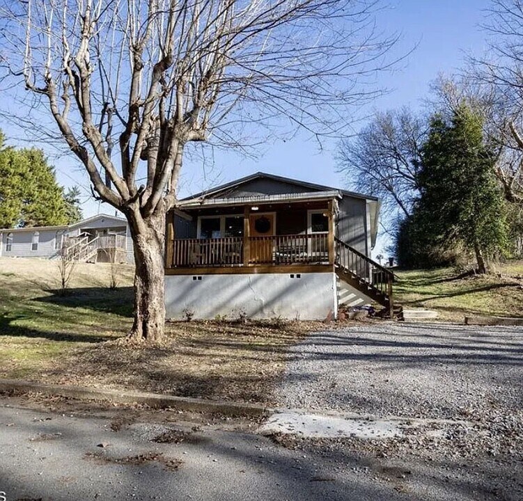 703 N D St in Lenoir City, TN - Building Photo